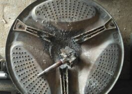 The crosspiece in the washing machine burst