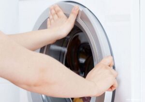 Ang pinto ng washing machine ay hindi sumasara nang mahigpit