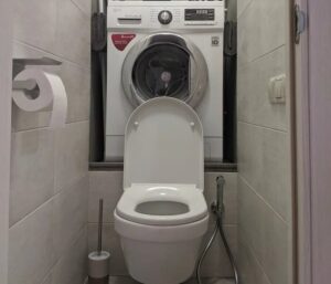 Installing a washing machine in the toilet