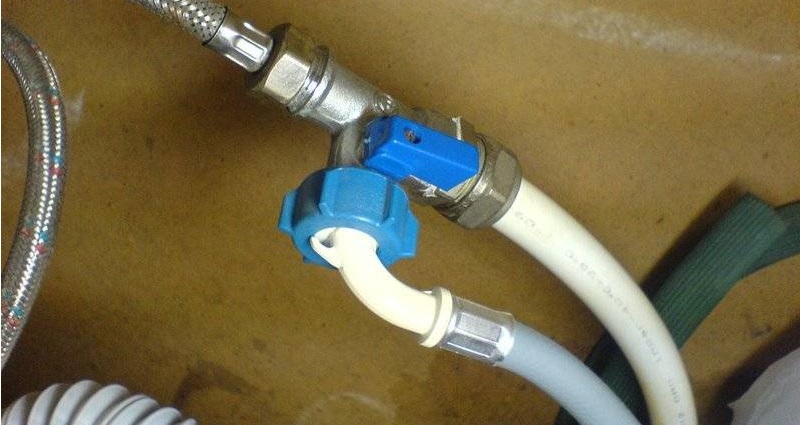 connecter la machine à l'alimentation en eau