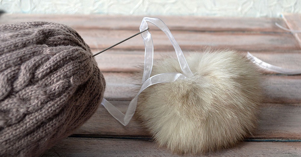 comment coudre un pompon sur un chapeau