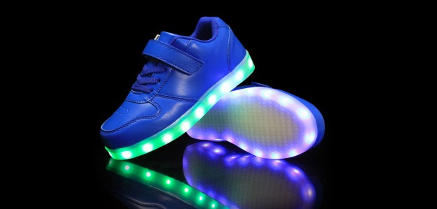 leuchtende Turnschuhe, gefüllt mit LEDs