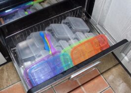 Can plastic containers be washed in the dishwasher?