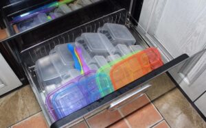 Can plastic containers be washed in the dishwasher?