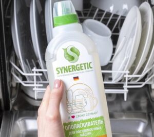 Is it possible to wash dishes without rinse aid in the dishwasher?