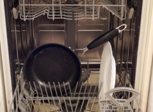 Can a non-stick frying pan be washed in the dishwasher?