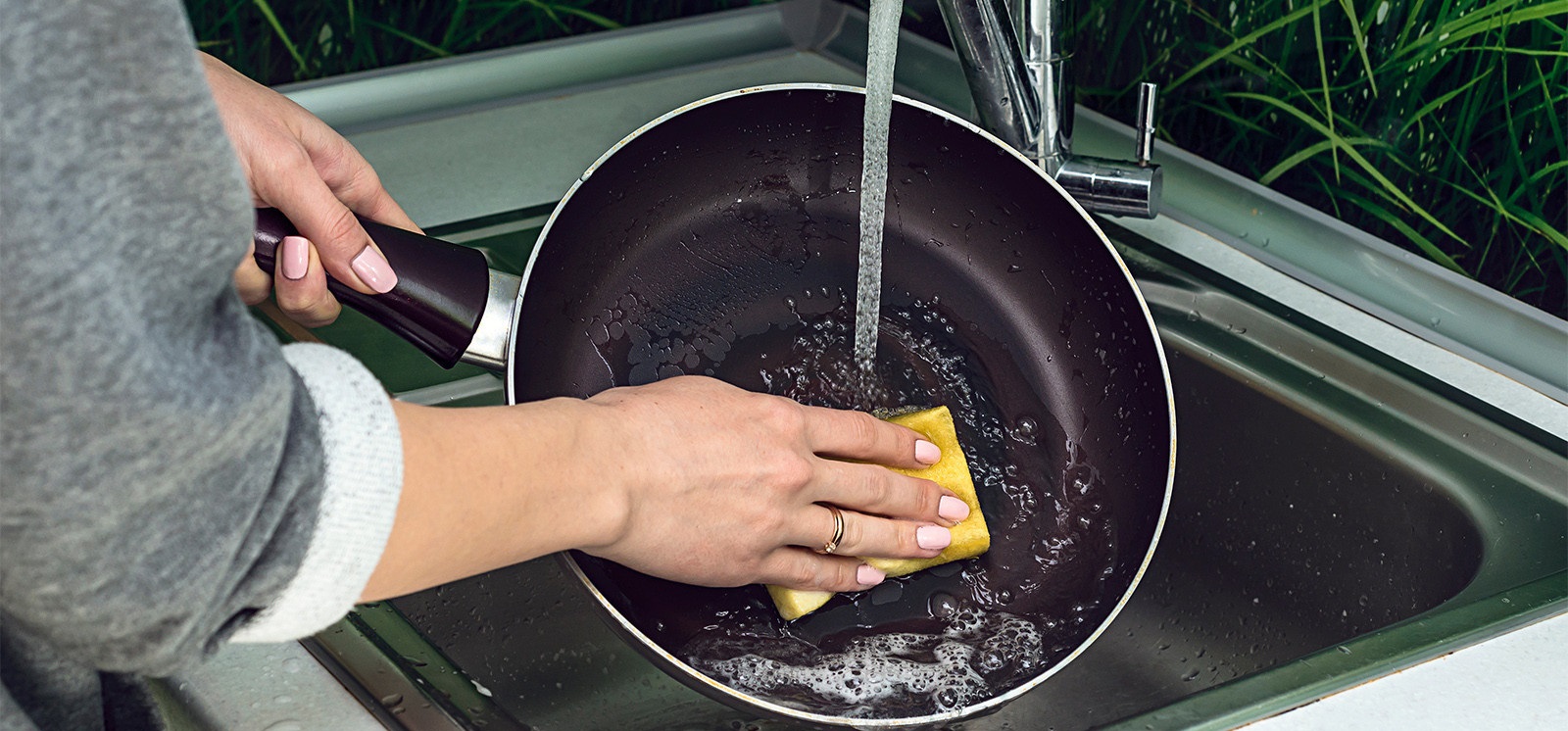 washing a non-stick frying pan