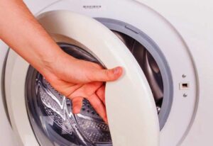 How to open the door of a Hansa washing machine?