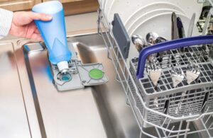 Gaano karaming panlinis ang dapat kong ilagay sa aking dishwasher?