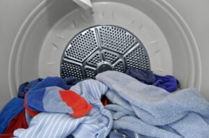 Pourquoi les choses rétrécissent-elles dans le sèche-linge ?