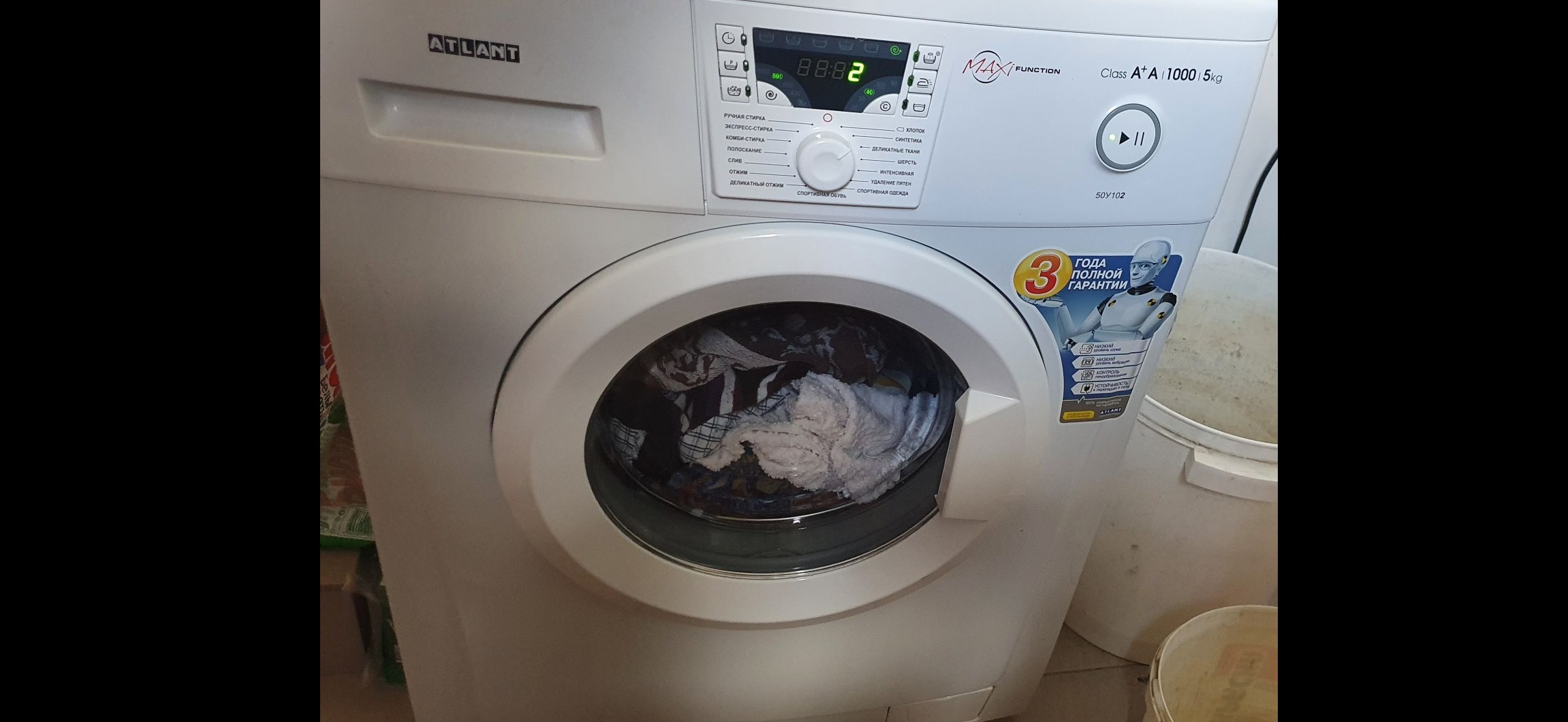 chargé le linge dans la machine Atlant