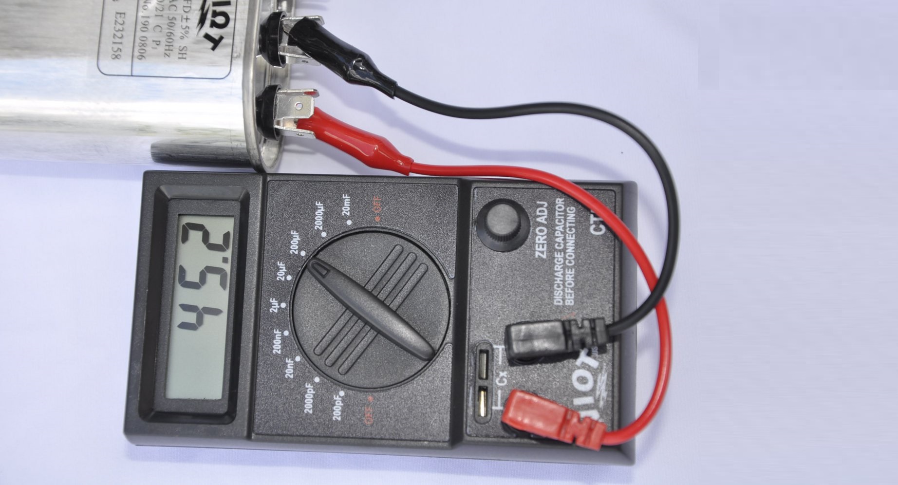 verificando o capacitor com um multímetro