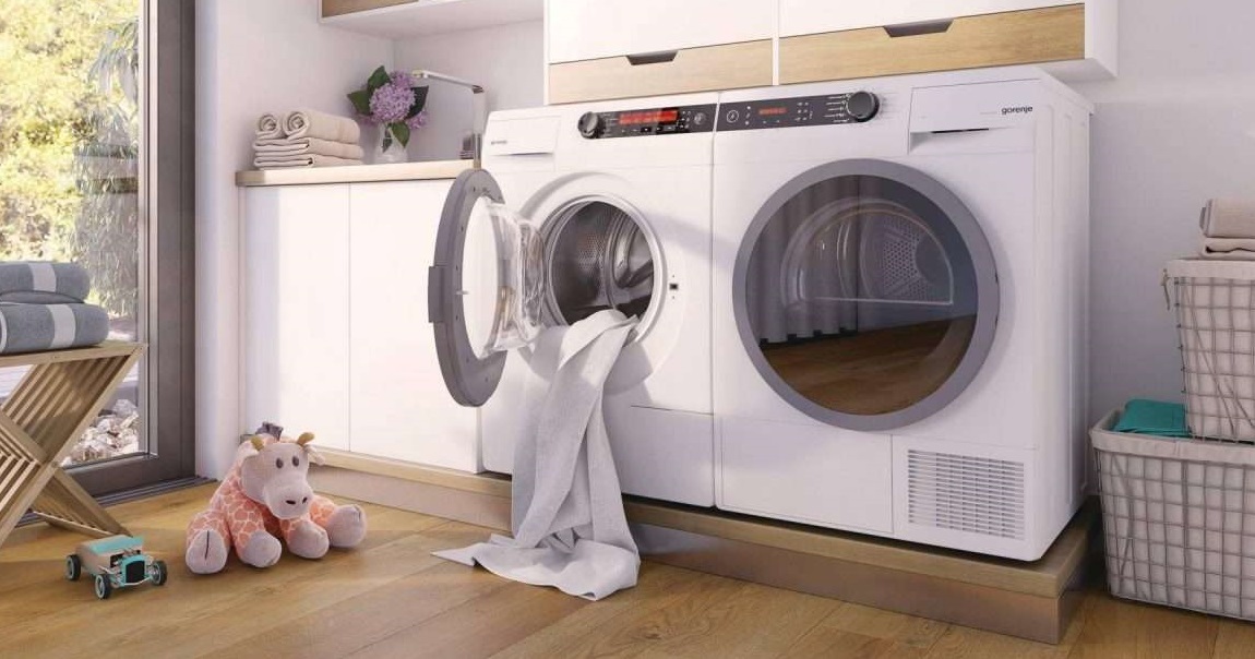 sèche-linge et machines à laver en rangée