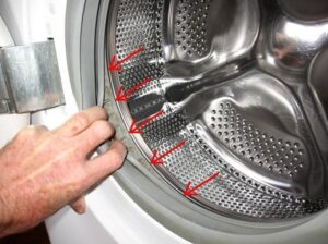 The drum rubs against the rubber band in the washing machine