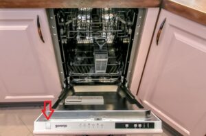 Turning on the Gorenje dishwasher