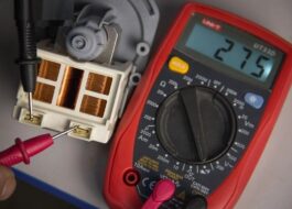 Überprüfen Sie die Ablaufpumpe der Waschmaschine mit einem Multimeter