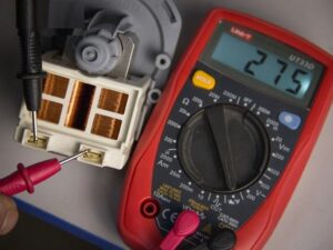 De afvoerpomp van de wasmachine controleren met een multimeter