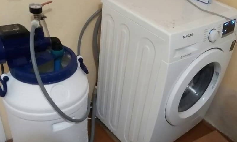 tinitiyak ng bomba ang pagpapatakbo ng washing machine