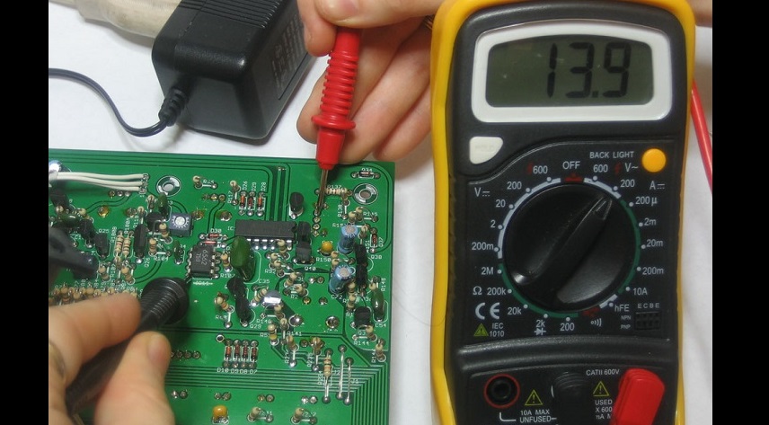 memeriksa papan mesin basuh LG dengan multimeter