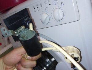 Sinusuri ang surge protector ng Indesit washing machine