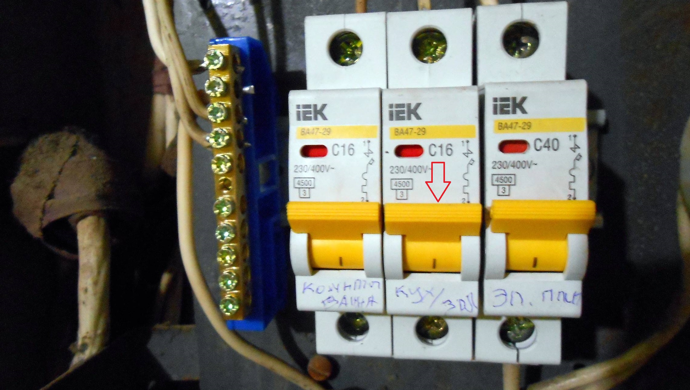 stroj v elektrickém panelu