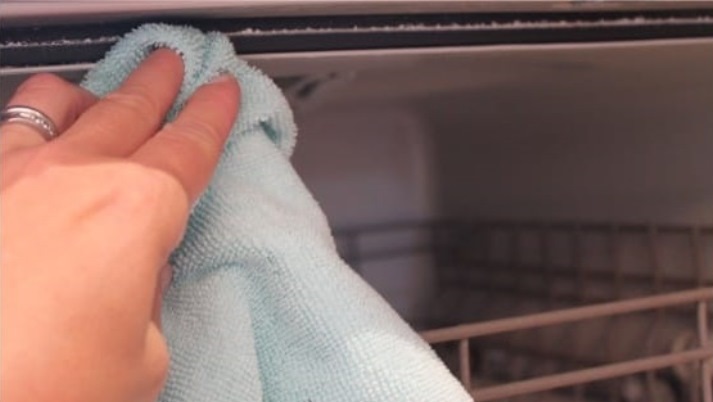 Cleaning the dishwasher door seal