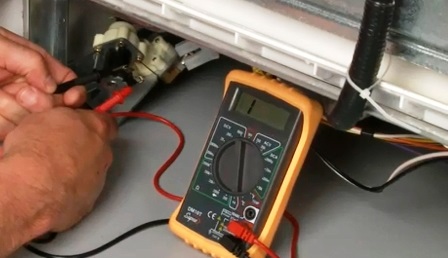 memeriksa elemen pemanas mesin basuh pinggan mangkuk dengan multimeter