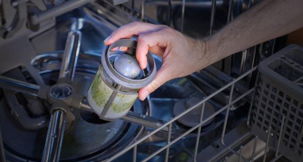 cleaning the dishwasher filter