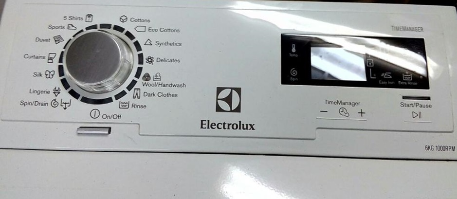 Panel mesin Electrolux berbahasa Inggeris dengan pemuatan menegak