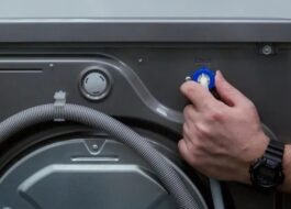 Replacing the inlet hose of a washing machine