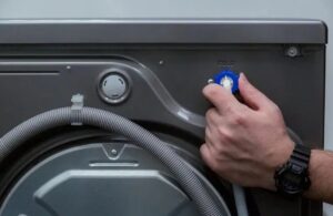 Replacing the inlet hose of a washing machine