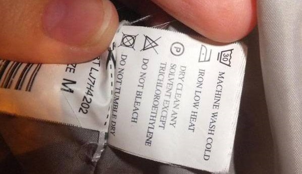 La información sobre el cuidado de una chaqueta con pelo de camello está en la etiqueta.