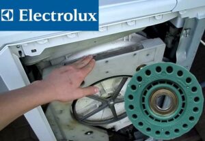 Cum se schimbă un rulment într-o mașină de spălat cu încărcare superioară Electrolux