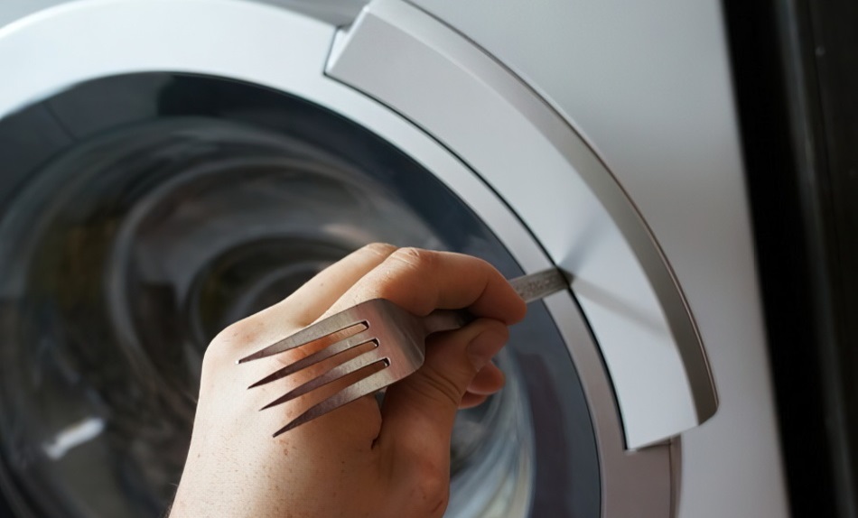 opening the door of a Bosch machine with a fork